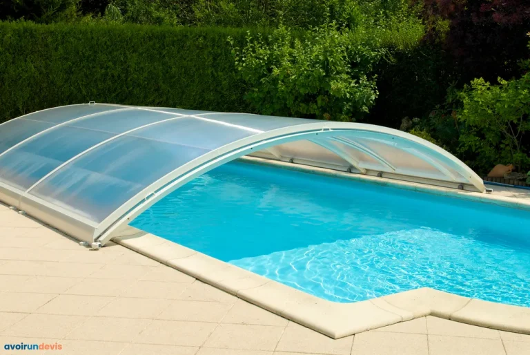 Une piscine avec un abri de piscine