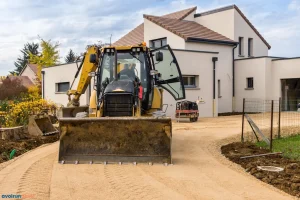 Un engin de chantier finissant l'allée