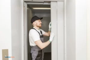 Un technicien intervenant sur un ascenseur.