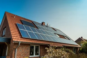 Des panneaux photovoltaïques sur un toit pour alimenter un chauffage solaire