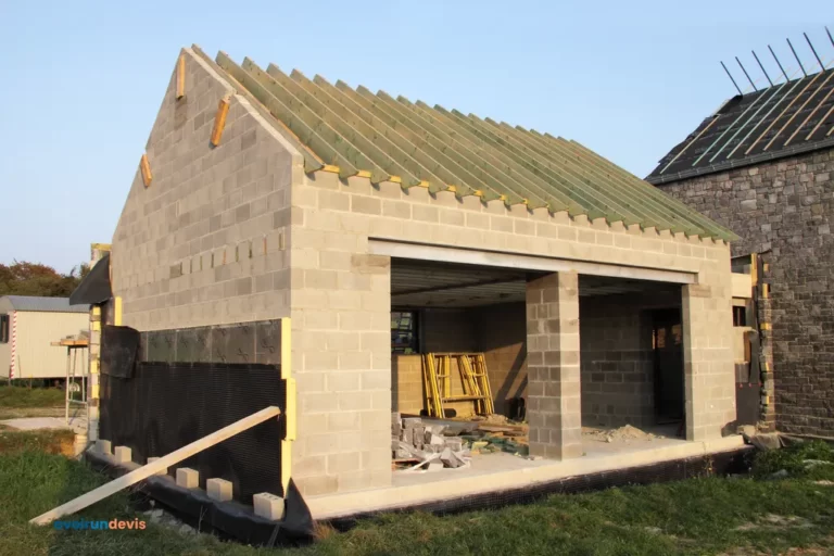 Un garage en construction avec deux emplacements.