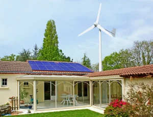 Une petite éolienne à côté d'une maison