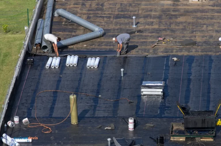 Des ouvriers travaillant sur l'étanchéité d'un toit-terrasse.