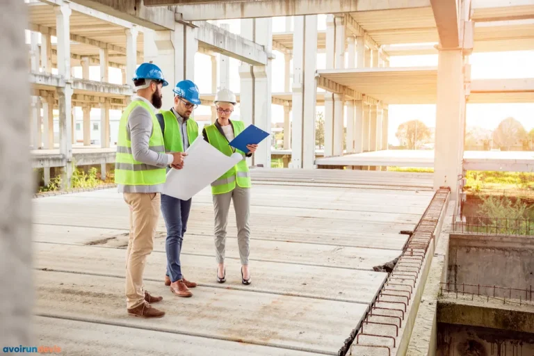 Équipe de jeunes experts vérifiant l'avancement des travaux sur un chantier de construction