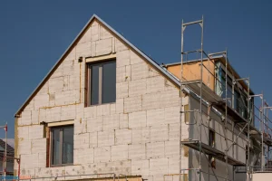 Une maison en travaux d'isolation par l'extérieur