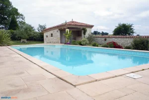 Belle piscine d'une maison du sud de la france