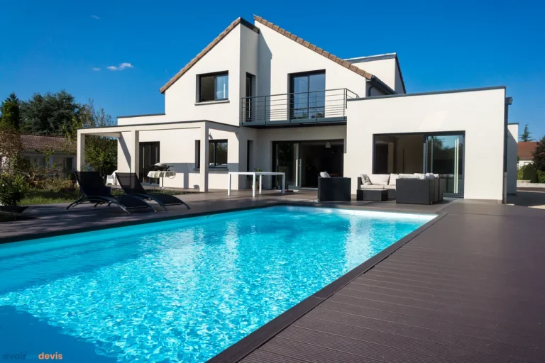 Une piscine devant une belle maison moderne