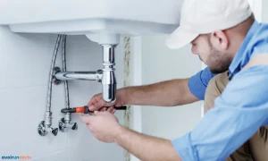 Un plombier travaillant sur un lavabo