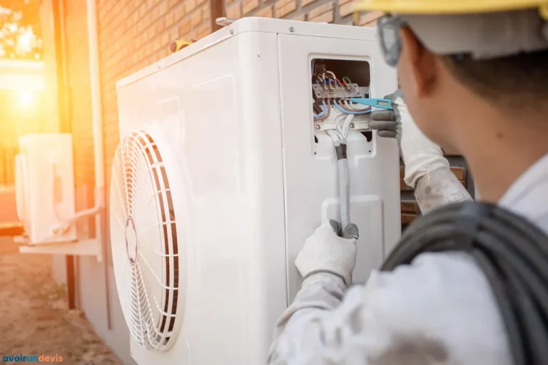 Un technicien installant un groupe de pompe à chaleur air air