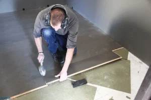 Un artisan posant du parquet