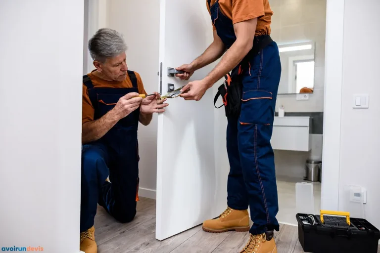 Deux serruriers travaillant sur la pose d'une serrure de porte