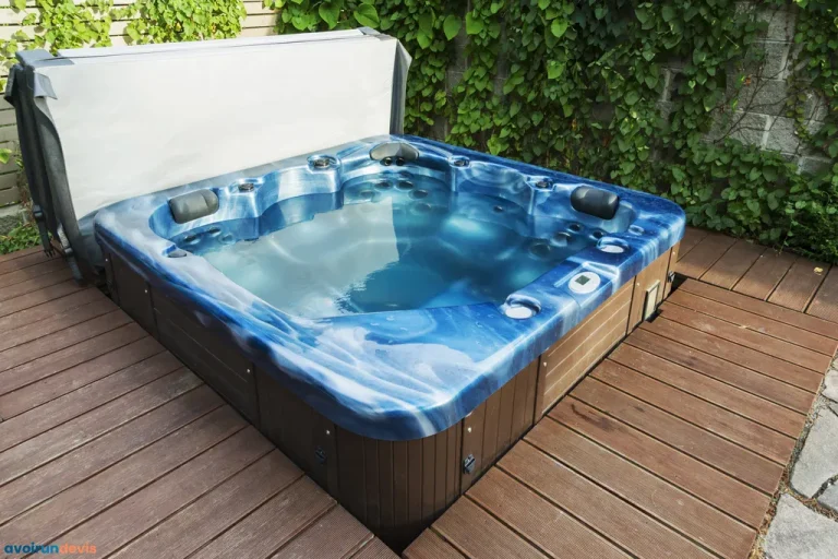 Un SPA installé sur une terrasse extérieure