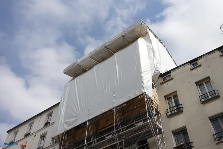 Surélévation de la toiture d'un immeuble.