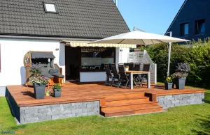 Une terrasse extérieure en bois