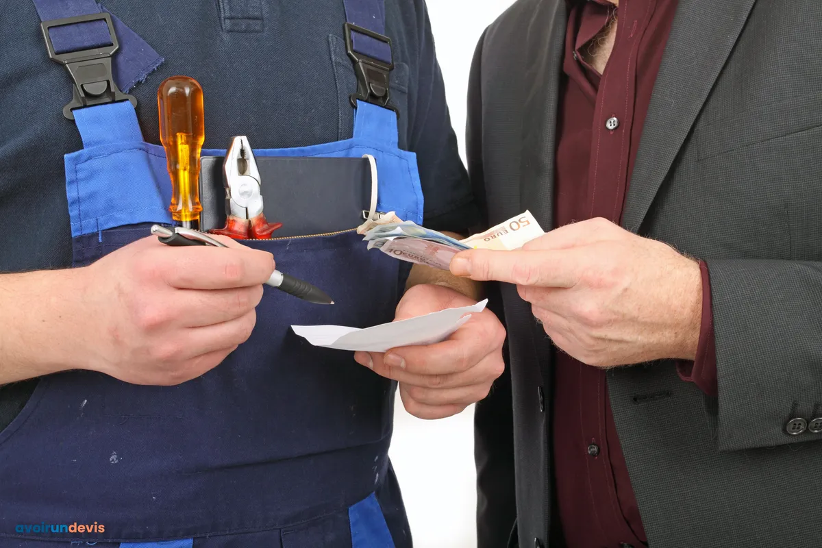 Un artisan reçoit le paiement de son client.