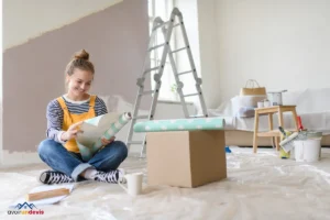 Une jeune femme fait une pause pendant ses travaux de rénovation.