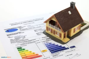 Une maquette de maison avec une fiche de diagnostic immobilier.