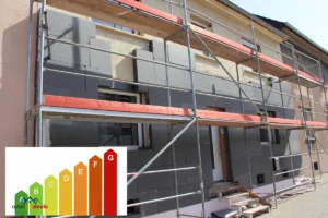 Travaux d'isolation thermique par l'extérieur sur une maison avec échafaudage et graphique d'efficacité énergétique allant de A à G.