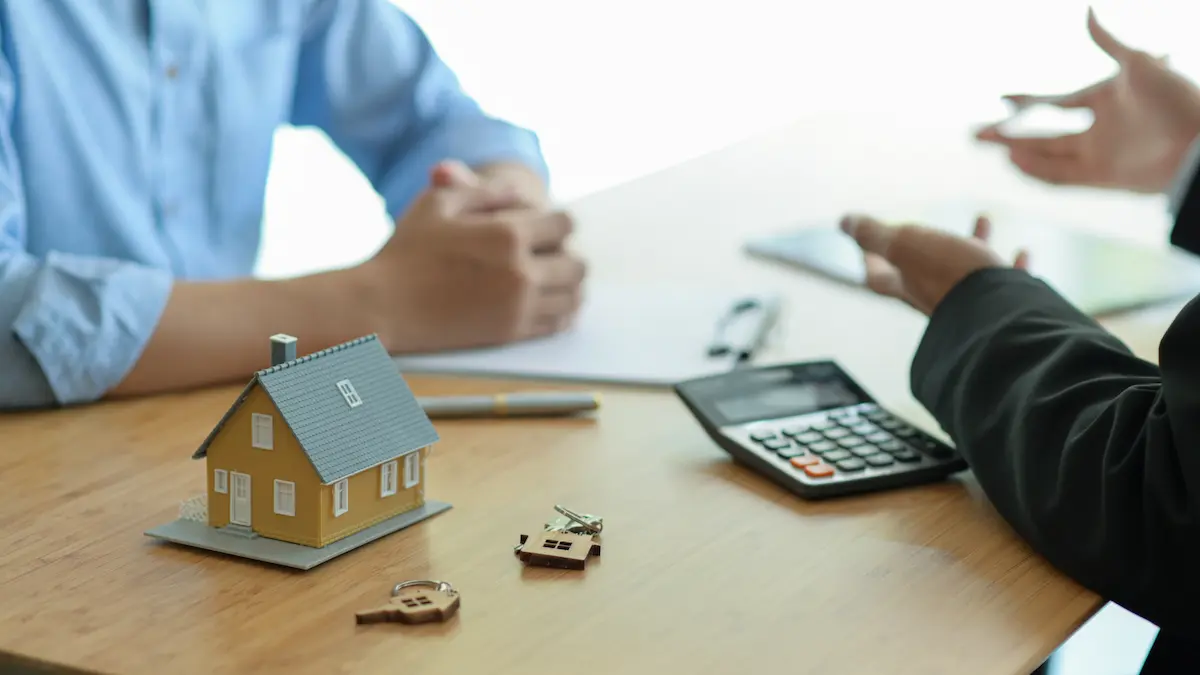 Deux personnes choisissent une assurance habitation.