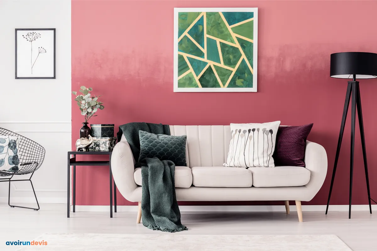 Un salon moderne avec un mur couleur bordeaux.