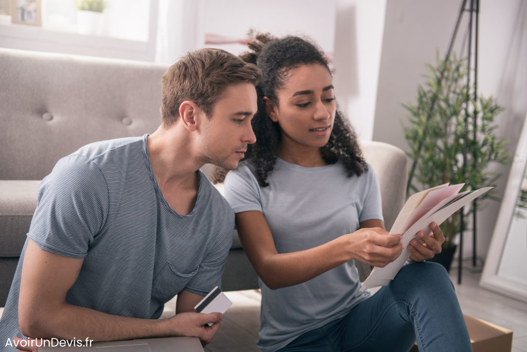 Un jeune couple en train de regarder des échantillons de peinture